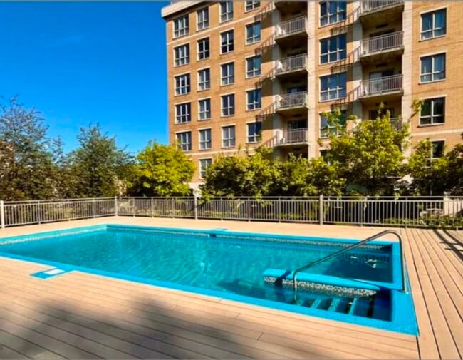 Building Photo - 8580 Rue Raymond-Pelletier