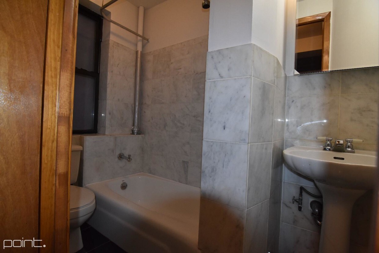 Building Photo - 632 E 11th St