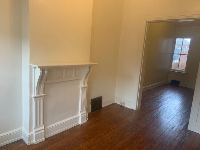 Building Photo - First Floor in York City-1 bedroom apartme...