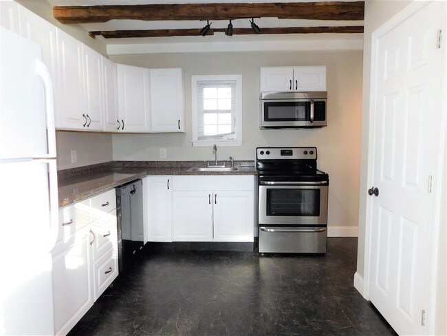 Building Photo - 5 Fern Ct