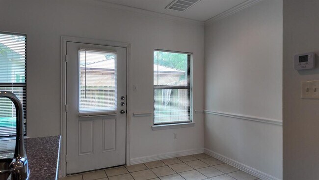 Foto del edificio - 8710 Knox St