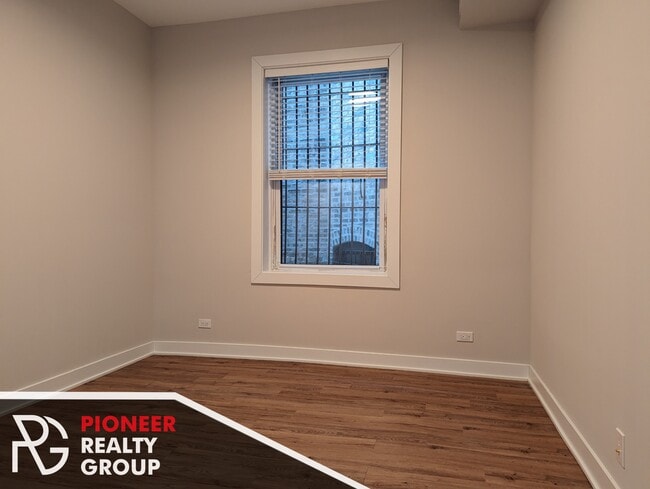 Building Photo - 648 W Wrightwood Ave