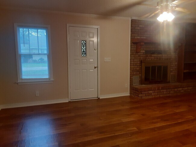 Sala de estar de tamaño familiar - 447 Johnson Ave