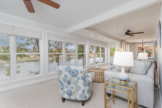 Foto del edificio - 3 BR Lake Front Living!