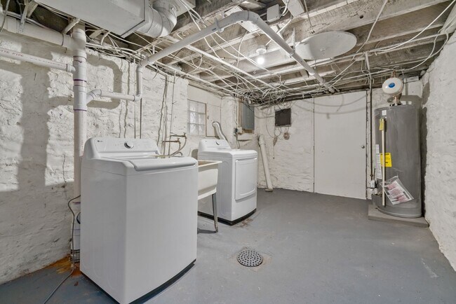 Foto del edificio - 4 bed 1.5 bath - completely updated, central air, patio.  Great location