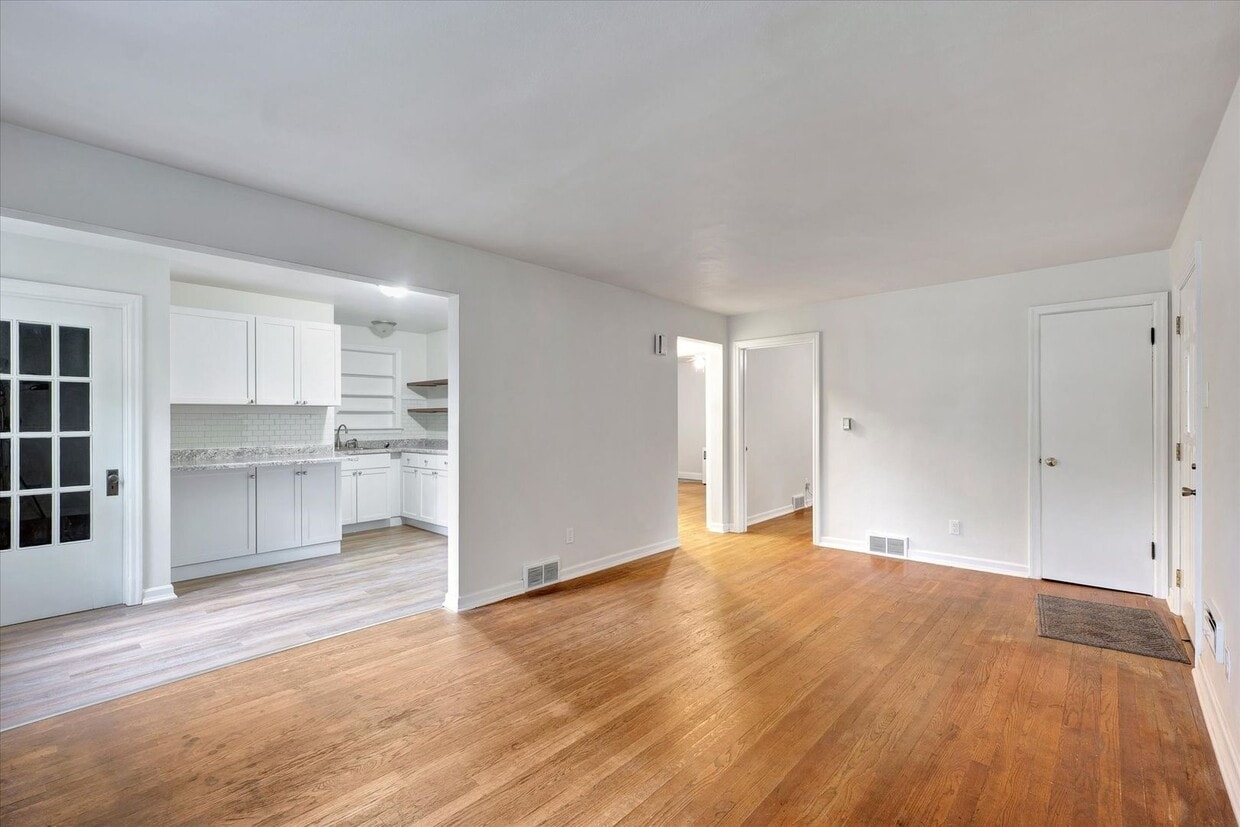 Primary Photo - 2 BED / 1 BATH HOUSE NEAR CAMPUS W/ CHARMI...