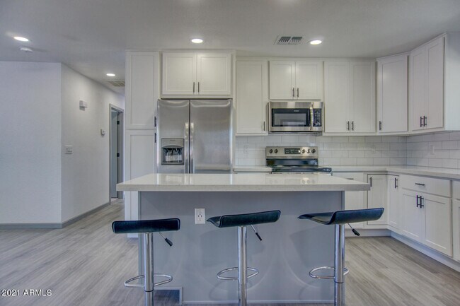 Building Photo - 17271 N Paradise Park Dr