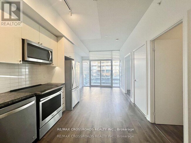 Building Photo - 621-621 Sheppard Ave E