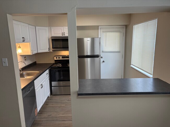 Foto del edificio - 7571 Hazelcrest Dr