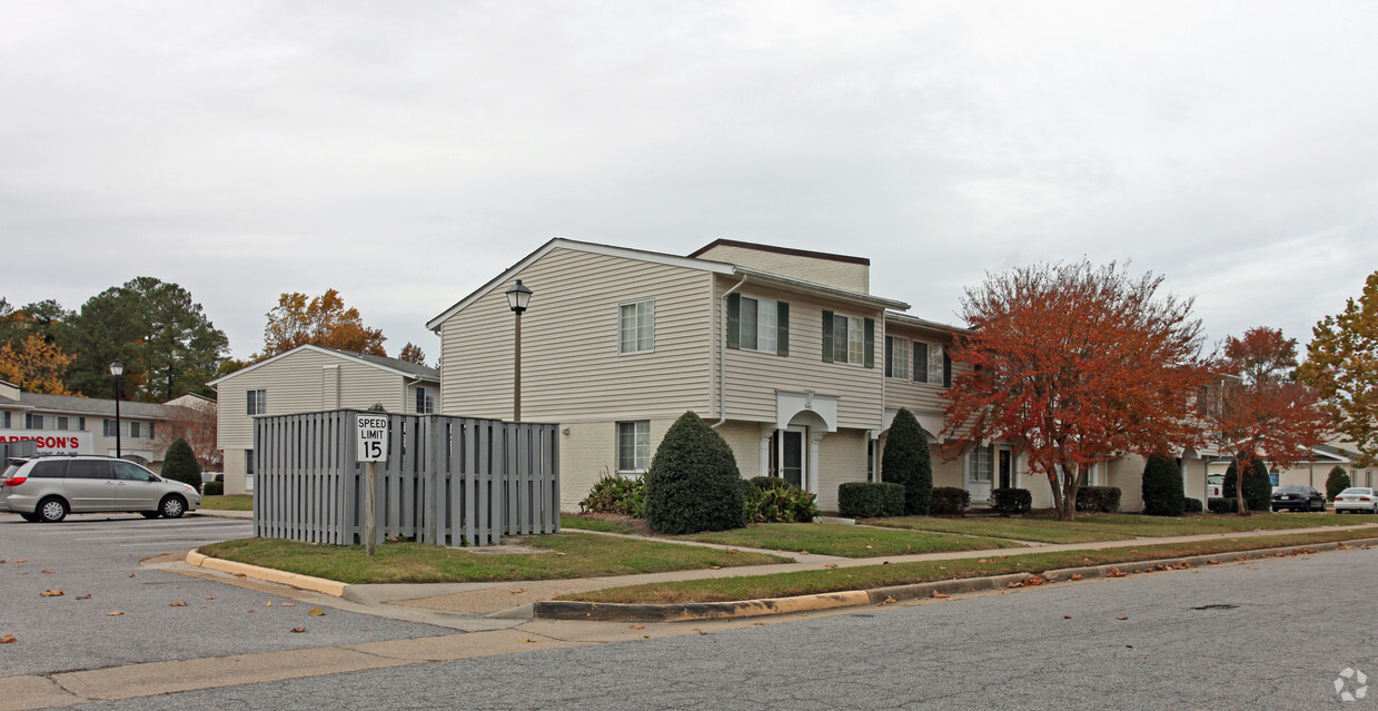 Primary Photo - Geneva Square Apartments