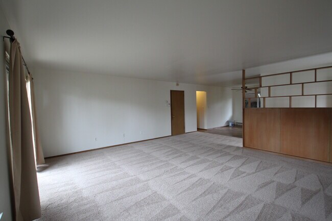 Building Photo - 15435 10th Ave SW