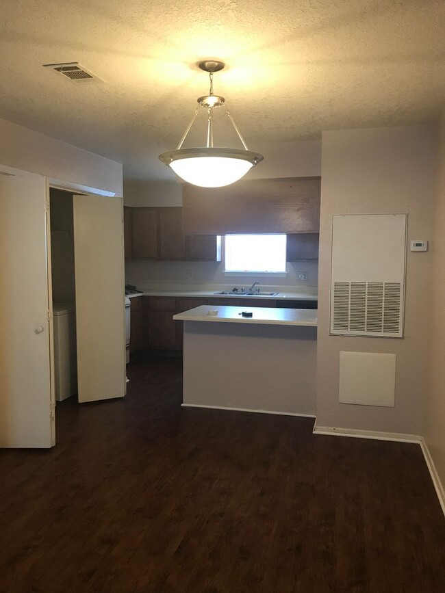 Foto del edificio - ONE BEDROOM LOFT STYLE UNIT ON SHUTTLE ROUTE
