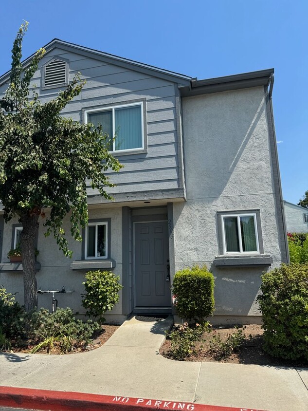 Foto principal - **Amazing 2 bedroom 2.5 Bath Townhome**