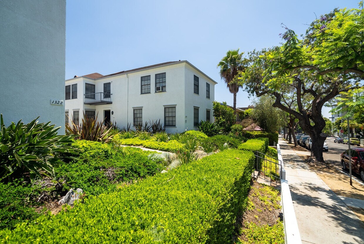 Building Photo - 1316 Havenhurst Dr