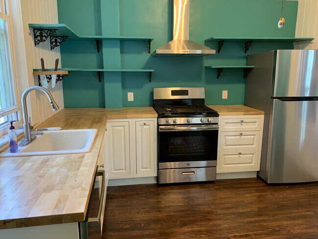 Building Photo - 111 College Ave