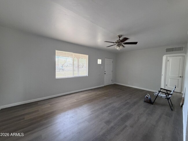 Building Photo - 2221 E Osborn Rd
