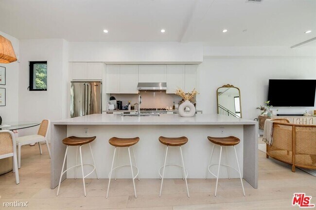 Building Photo - 3 br, 3.5 bath House - 4721 Wilshire Blvd