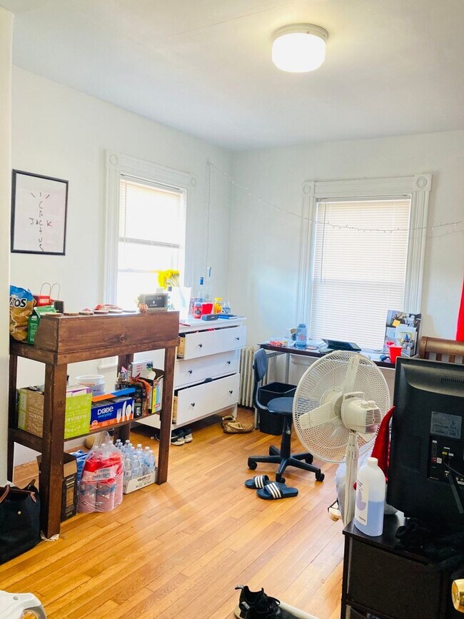 Building Photo - Six bedroom in Allston