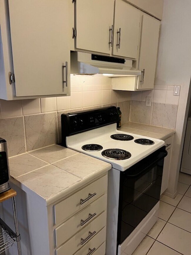 Building Photo - 3 Bedroom Comfort