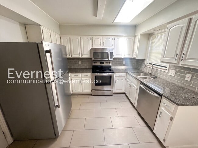 Building Photo - 8109 NE 51st St