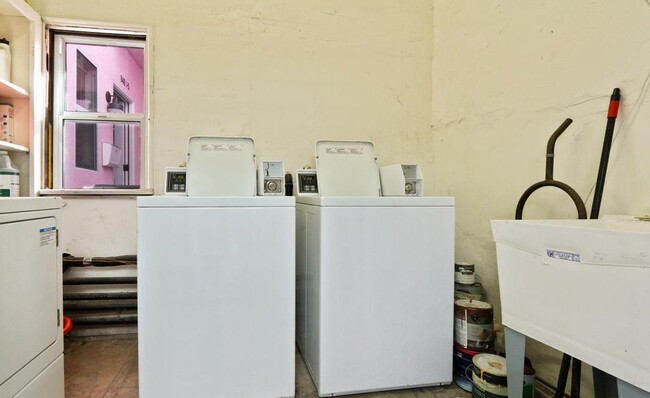 Laundry Room - 846 N Sycamore Ave