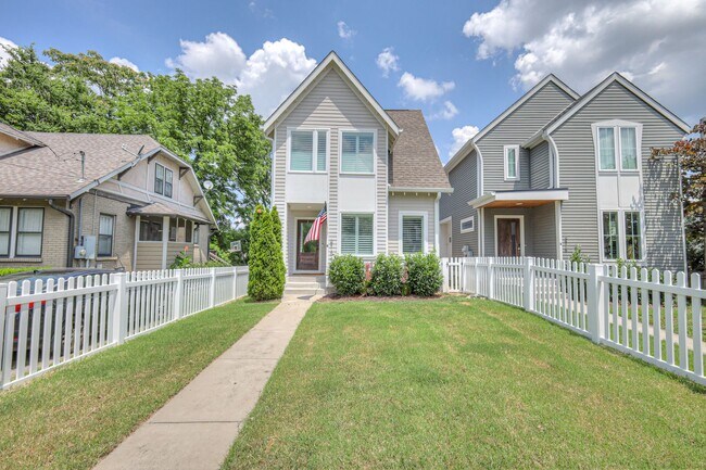 Building Photo - Luxurious 4BR Home Close to 12 South
