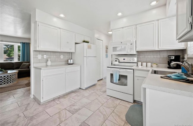 Building Photo - 6714-6716 Hampton Dr