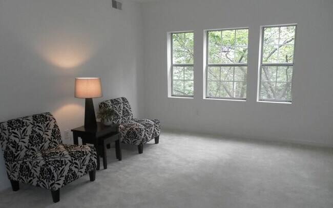 Foto del edificio - 1719 N Troy St