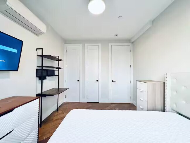 Foto del edificio - Furnished room/NOT APARTMENT