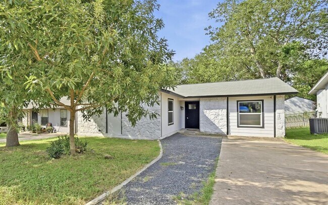 Building Photo - 2313 Lakehurst Dr