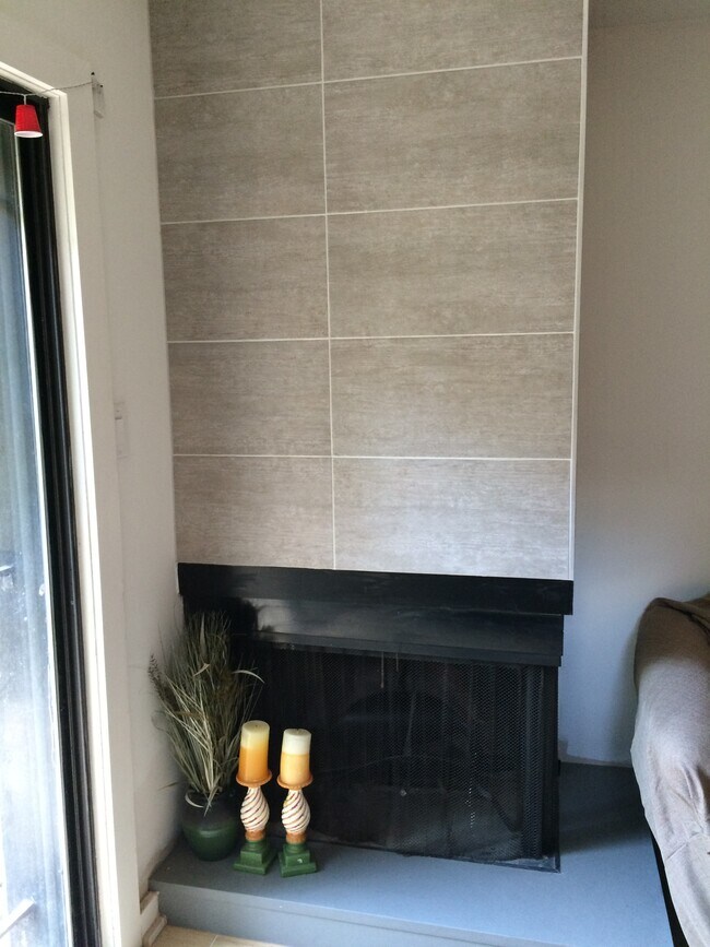 Real wood-burning fireplace - 510 Lombard St