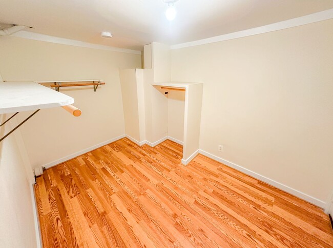 Building Photo - Charming Triplex with Hardwood Floors, App...