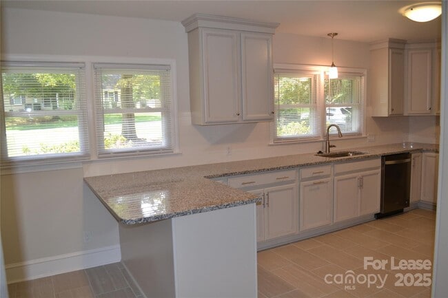 Building Photo - 3313 Woodwardia Dr
