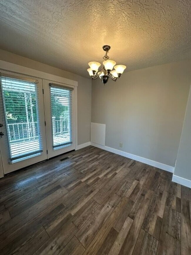 Building Photo - Light Up Your Summer – 4 Bed 2 Bath Home f...