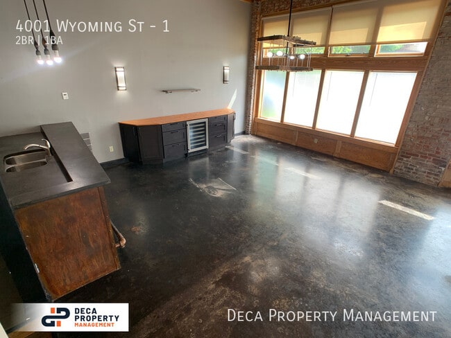 Building Photo - 2 Bedroom Condo