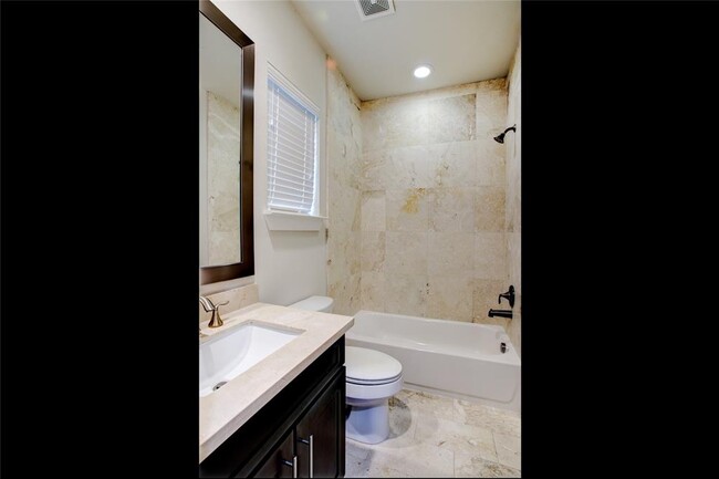 Building Photo - 5006 Lillian St