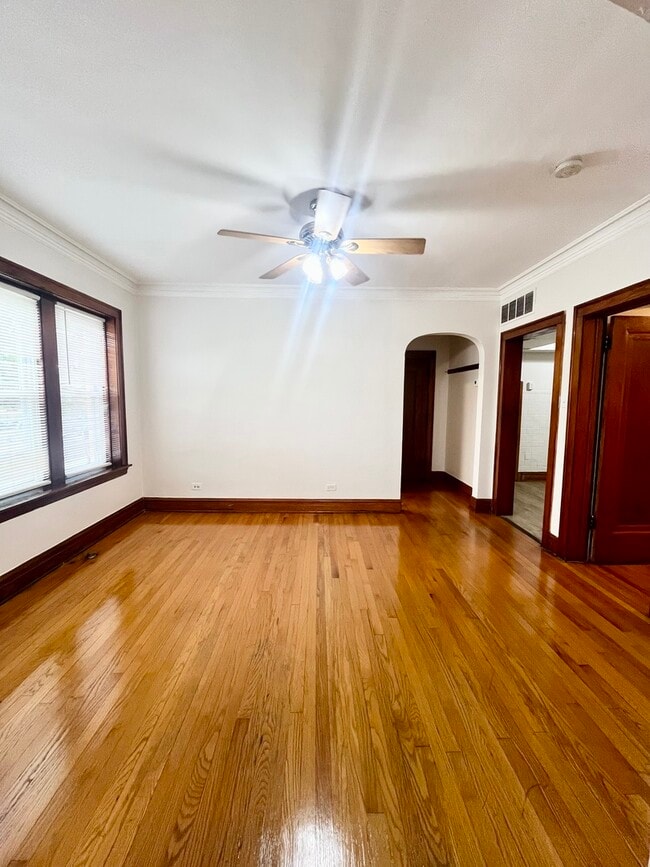 Foto del edificio - 2320 N Leclaire Ave