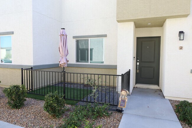 Building Photo - Luxury 3 Bedroom 3 Bathroom Townhouse!