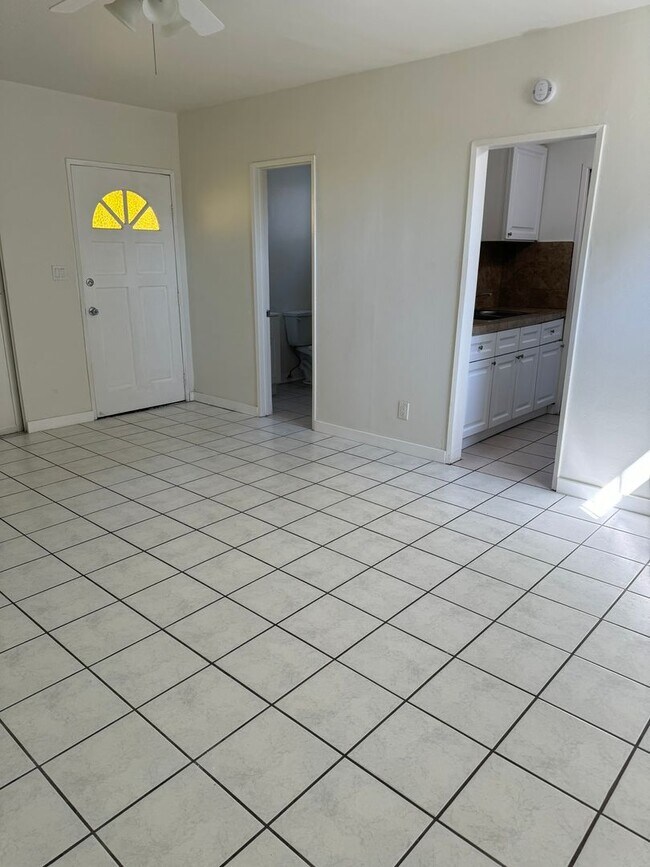 Foto del edificio - UPGRADED REAR GUEST HOUSE WITH LOVELY YARD!