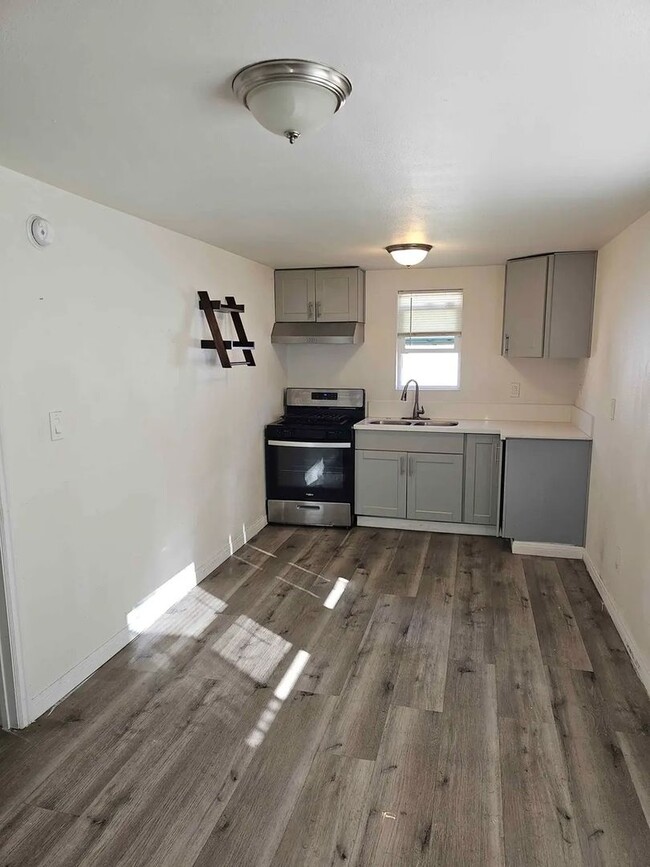 Building Photo - Charming  1BR Private Backhouse in San Ber...