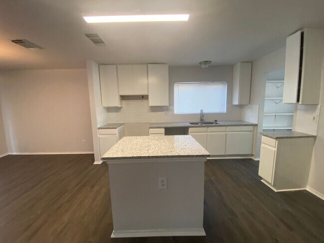 Building Photo - Cozy home in 78245!