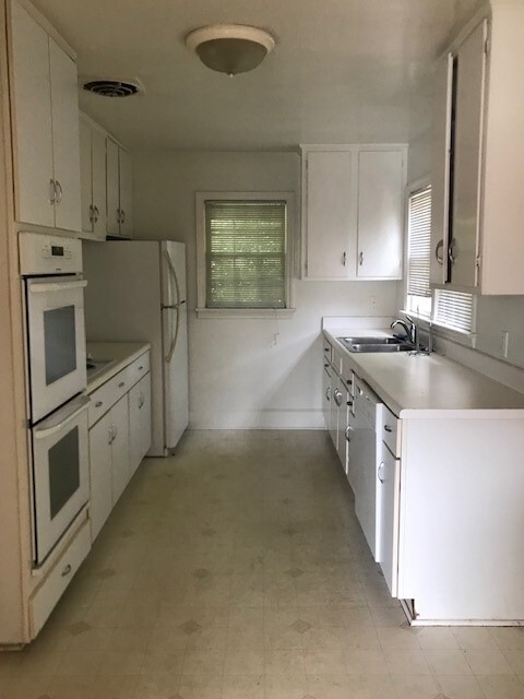 Kitchen - 611 Woodburn Rd