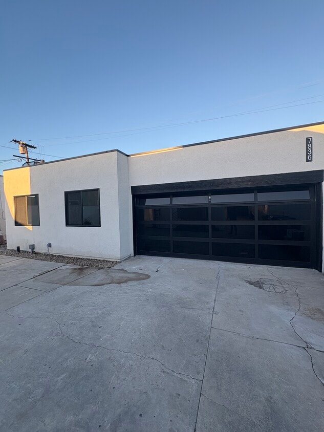 Hidden side entrance for extra privacy (1 parking space is in the driveway for this unit) - 7834 S Harvard Blvd