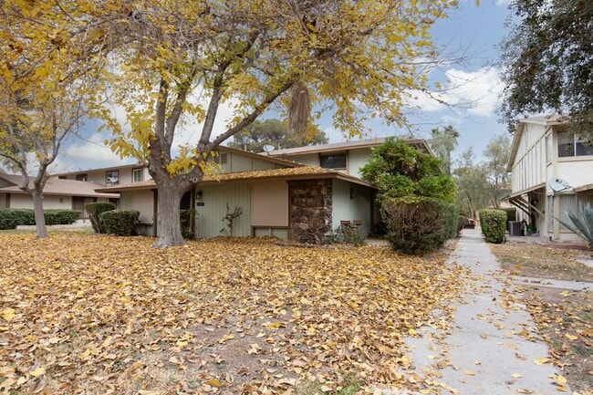 Foto del edificio - Remodeled two bedroom unit with two car carport near UNLV
