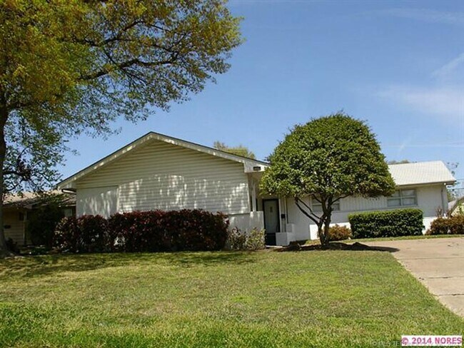 Foto del edificio - Beautiful updated Midtown home in the loved Lortondale addition