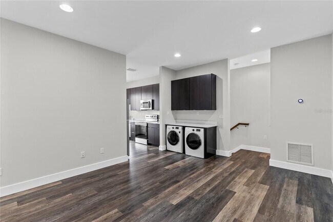 Foto del edificio - 14105 Corrigan Ave