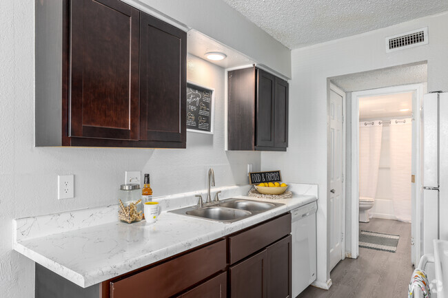 1BR, 1BA - 850SF - Kitchen - Highland Oaks Apartments