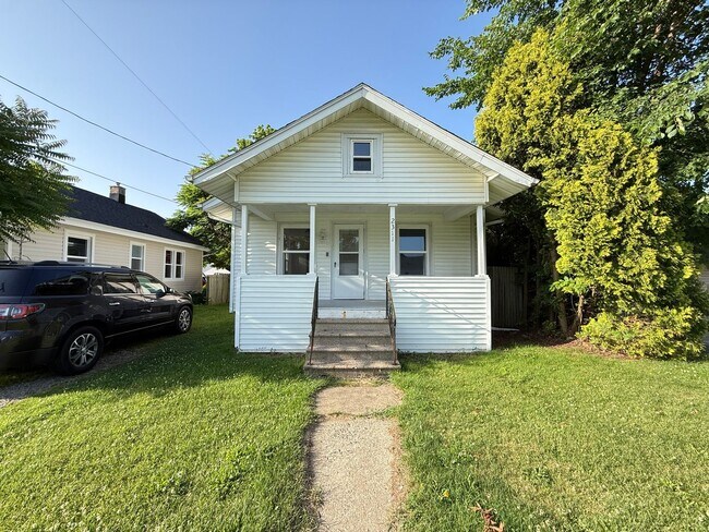 Foto del edificio - 2-Bedroom Ranch Home with Basement Storage and Fenced Yard