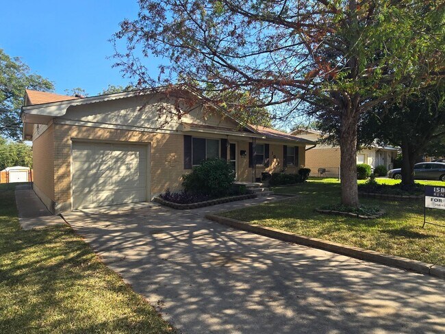 Foto del edificio - AVAILABLE NOW!