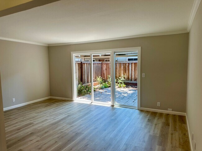 Foto del edificio - Convenient and Updated Townhouse
